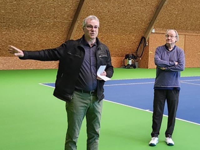 Christoph Umbricht (links) von der Energiedienst Holding und Christoph Grenacher (rechts, Präsident TC KWL) freuen sich über den neuen Bodenbelag in der Halle des Tennis-Club Kraftwerk Laufenburg (TC KWL). Foto: zVg