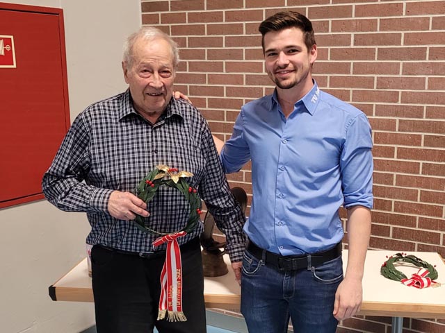 Yannick Christen überreicht Joseph Wächter das Ehrungsgeschenk für 75 Jahre Vereinsmitgliedschaft. Foto: zVg