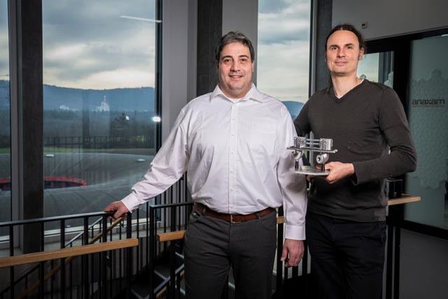 Christian Grünzweig (links) und Vladimir Novak vom Technologietransferzentrum ANAXAM mit einer eigens für die Durchleuchtung der Spritzennadeln angefertigten Apparatur. Die Nähe zum Areal des PSI mit seinem einmaligen Ensemble von Grossforschungsanlagen macht ANAXAM zu einem idealen Partner der Industrie. Foto: Paul Scherrer Institut/Mahir Dzambegovic
