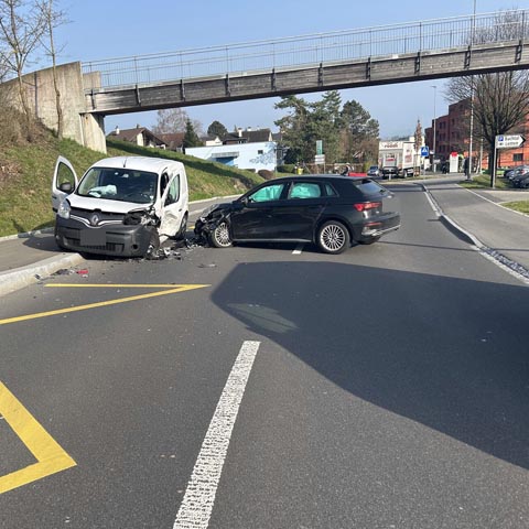 Sins: Frontalkollision fordert drei Verletzte