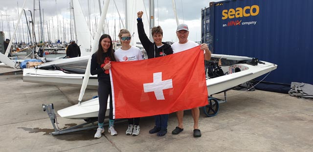 Die beiden Fricktaler Teams bei ihren Booten; von links: Elena Landerer, Mona Venhoda, Sonja Zaugg und Kurt Venhoda. Foto: zVg