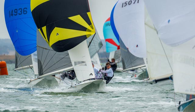 Kurt Venhoda und Sonja Zaugg mit gelb-schwarzem Spinnaker. Foto: zVg
