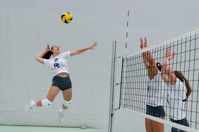 Die Möhliner 1. Liga-Volleyballerinnen (hier Deborah Bertoli im Angriff) haben eine erfolgreiche Saison hinter sich und streben nun im letzten Spiel einen weiteren Sieg an. Foto: Mimmo