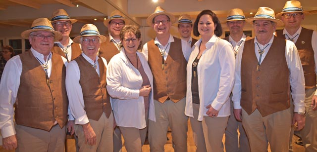 Zufriedene Gesichter beim abtretenden OK des 31. Aargauer Kantonalschützenfestes: (von links) Thomas Villiger, Stefan Furrer, Peter Klausner, René Küng, Milly Stöckli, Beat Brun, Markus Mathis, Simone Di Sanzo, Rolf Thumm, Josef Gugerli und Pirmin Häfliger. Es fehlen: Ulrich Gehrig und Jürg Weber. Foto: wr