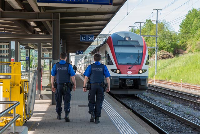 Die Polizei Oberes Fricktal wird auch 2024 an den sogenannten Hotspots wie hier am Bahnhof Frick präsent sein. Foto: zVg