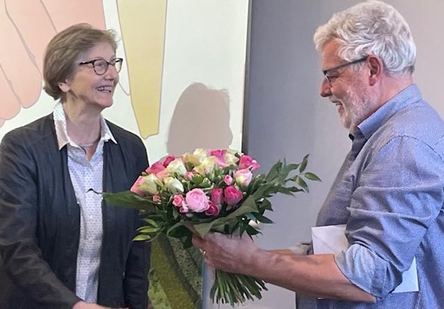 Markus Gisler verabschiedet Co-Präsidentin Bernadette Roshardt Aebischer. Foto: Irene Aebischer