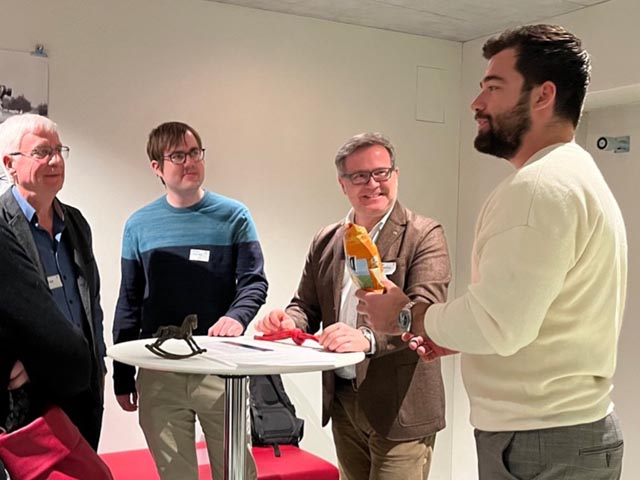 Industriekultur-Speeddating: Fabrice Widmer (Megura gmbh) erläutert seinen Bezug zur Aargauer Industriekultur anhand einer Packung Zweifel-Chips. Foto: zVg