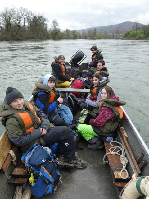 Die Motorboot-Besatzung beim Wasserschloss. Foto: Roman Ackeret