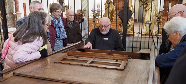 Stadtführer Robi Conrad führt die Schrankorgel vor. Foto: Markus Gisler 