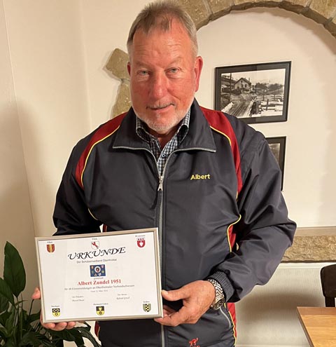Albert Zundel für 40 Ehrenmeldungen geehrt. Foto: zVg