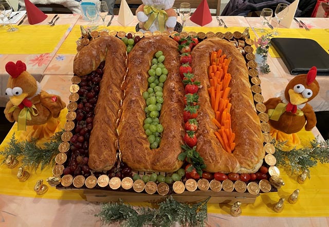 Aufwändig gestalteter 100 Jahre-KTZV-Jubiläumsapéro, offeriert von der Fellnähgruppe Tierstein. Foto: zVg