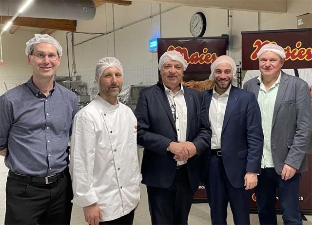 Zu Besuch in der Backstube der Bäckerei Maier (von links): Christian Winter, Präsident die Mitte Laufenburg; Roman Maier, Geschäftsführer Bäckerei Maier; Dr. Markus Dieth, Landammann Kanton Aargau; Daniele Mezzi, Grossrat Kanton Aargau; Herbert Weiss, Stadtammann von Laufenburg. Foto: zVg