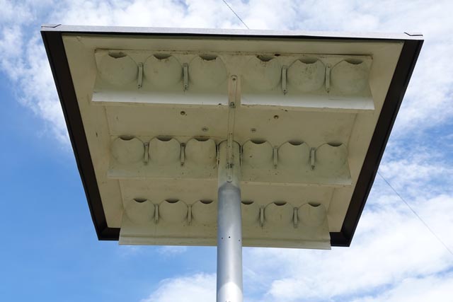 Blick unter das Schwalbenhotel, das Nick Sigrist gebaut hat. Jetzt hofft er, dass es von den Mehlschwalben angenommen wird. Foto: Peter Schütz