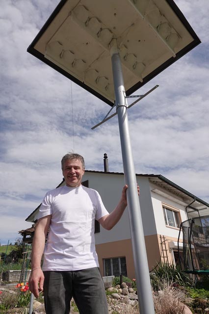 Ein Herz für Vögel. Nick Sigrist am neuen Schwalbenhotel neben seinem Wohnhaus in Oeschgen. Foto: Peter Schütz