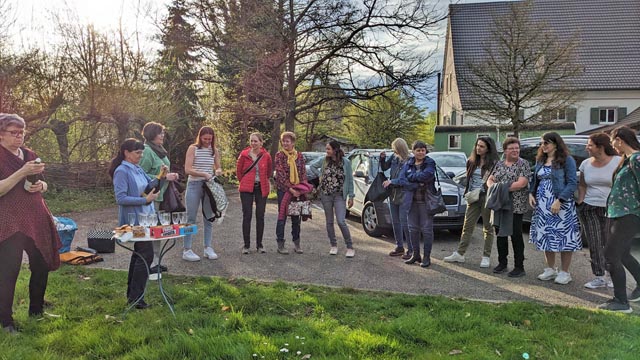 Den Apéro konnten die Zeininger Frauen im Freien geniessen. Foto: zVg