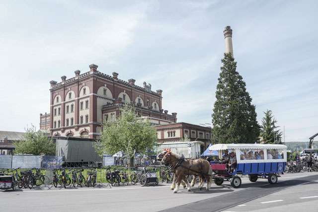 Besucher sind unter anderem zu Kutschenfahrten mit den imposanten Brauereipferden eingeladen. Foto: zVg