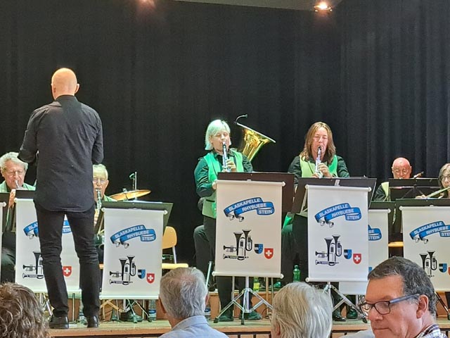 Die Gastgeber-Blaskapelle Rhybuebe mit den beiden Solistinnen Claudia Frei und Regula Beck. Foto: zVg