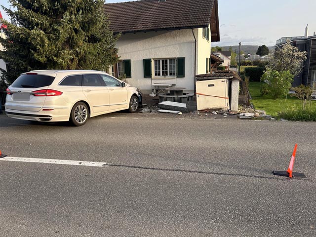 Leibstadt: Mann fährt in Gartenmauer