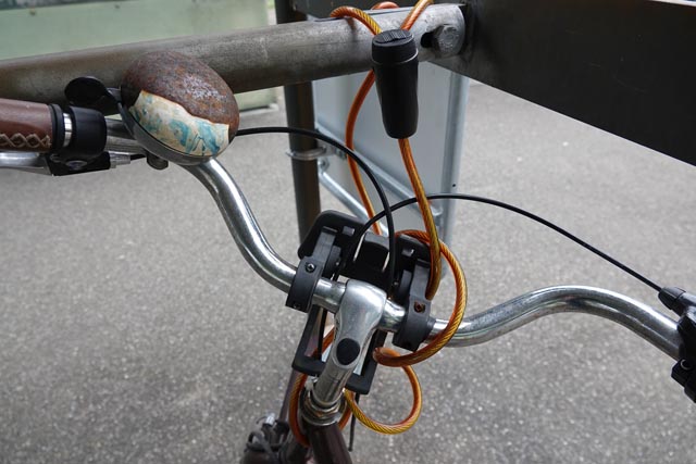 Ein befestigtes Velo am Bahnhof. Die Regionalpolizei unteres Fricktal registrierte letztes Jahr 219 Anzeigen wegen Fahrraddiebstählen. 2022 waren es noch 366. Foto: Peter Schütz