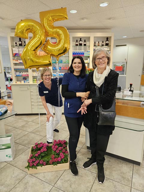 Blicken auf erfolgreiche 25 Jahre zurück (von links): Apothekerin Dr. Katrin Ellgehausen Forrer, Sevlija Muminovic, die von Beginn an zum Team gehört, sowie Mutter Barbara Ellgehausen-Rau. Foto: zVg