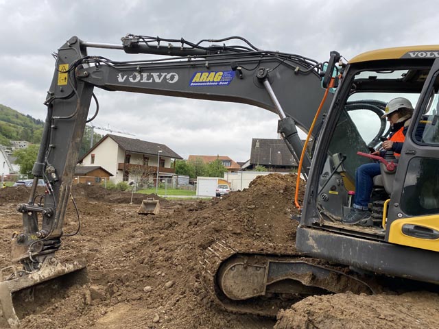 Frau Gemeindeammann Gisela Taufer versuchte sich als Baggerfahrerin und hob die Baugrube aus. Foto: Sonja Fasler  