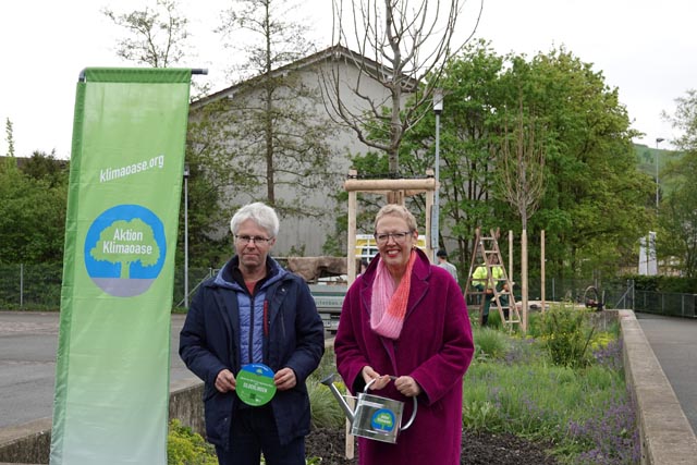 Claudia Rohrer, Stadträtin Rheinfelden, übergab Michael Schaub von der Naturschutzkommission Magden symbolisch die beiden im Rahmen der Aktion Klimaoase frisch gepflanzten Silberlinden auf dem Dorfplatz. Foto: zVg