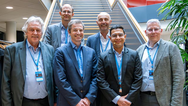 Geballtes Leichtbau-Know-how im Technopark Aargau: vordere Reihe, von links: Leendert den Haan (HTZ), Dr. Marc Pauchard (Innosuisse), Keynote-Referent, Abhas Choudhary (SAM XL, Delft, NL), Dr. Marcus Morstein (HTZ); hintere Reihe: Alexander Pogány (Österreichisches Bundesministerium für Klimaschutz, Umwelt, Energie, Mobilität, Innovation und Technologie), Werner Loscheider (Deutsches Bundesministerium für Wirtschaft und Klimaschutz). Foto: Nadine Zielinski, Hightech Zentrum Aargau