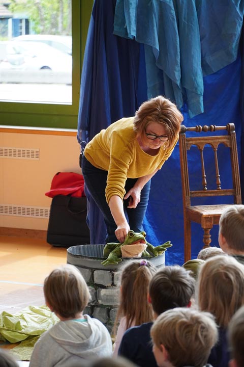 Daniela Kalt erzählte den Froschkönig. Foto: zVg