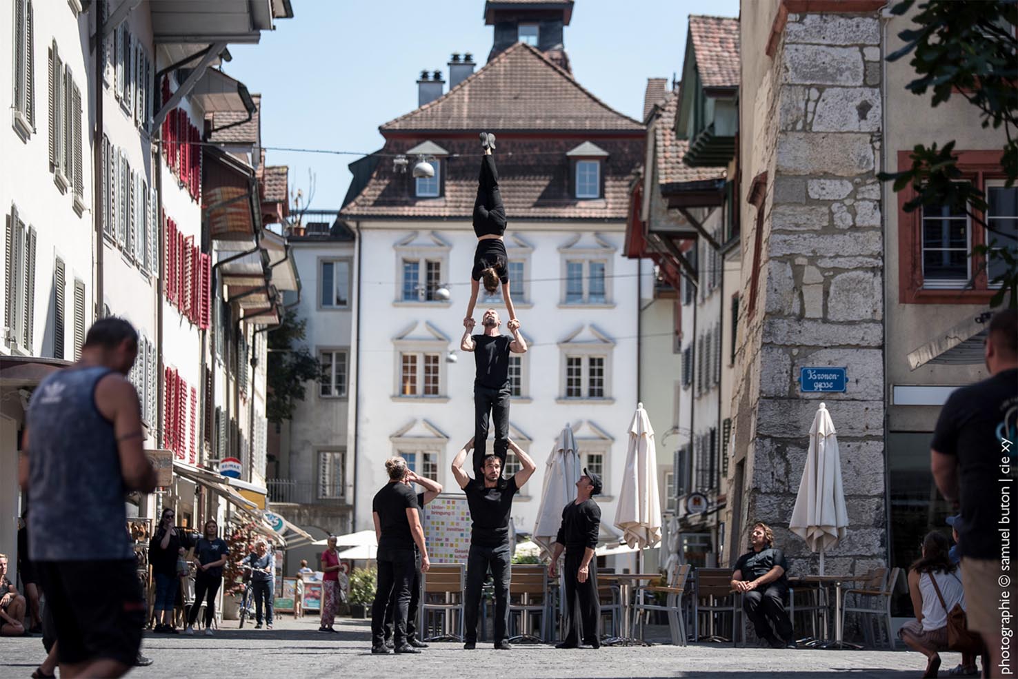 Erstes Bild: Das Foto der Compagnie XY beim Festival Cirqu’Aarau 2023, deren Auftritt von der Stiftung Lebensraum Aargau unterstützt wurde, ziert die Titelseite des Tätigkeitberichts. Foto: Samuel Buton