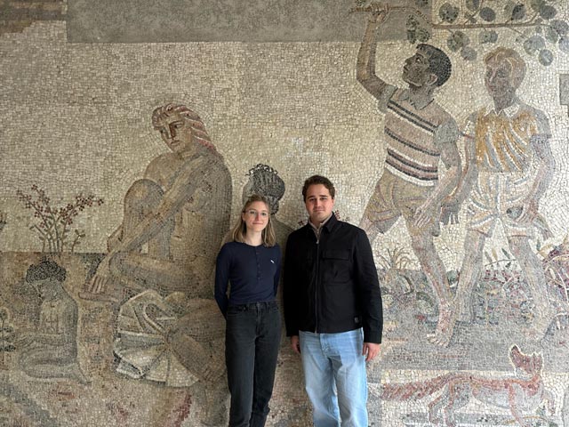 Alexandra Leake (Präsidentin Jungfreisinnige Basel-Stadt) und Cyril Bleisch (Präsident Jungfreisinnige Baselland) vor der Univerisät Basel. Foto: zVg