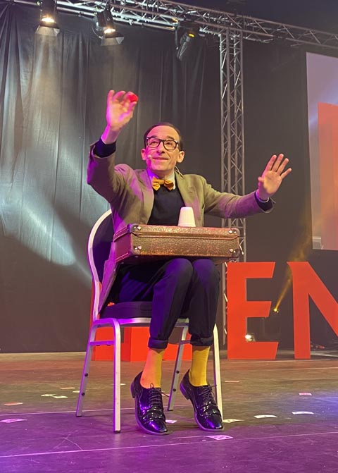 «Erwin aus der Schweiz» sorgte am Freitagabend in Frick mit Comedy und Zaubertricks für Unterhaltung und viel Verblüffung beim Publikum. Foto: Sonja Fasler