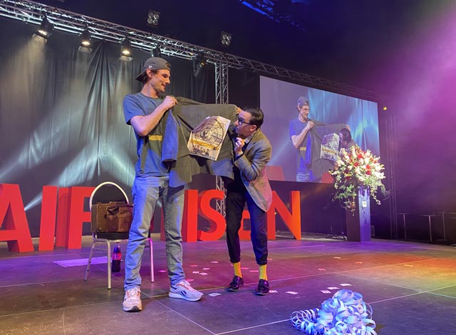 «Erwin aus der Schweiz» sorgte am Freitagabend in Frick mit Comedy und Zaubertricks für Unterhaltung und viel Verblüffung beim Publikum. Foto: Sonja Fasler