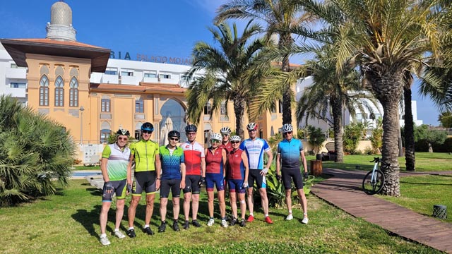 Teilnehmende des VMC Zeiningen vor dem Hotel Alegria Palacio Mojacar. Foto: zVg