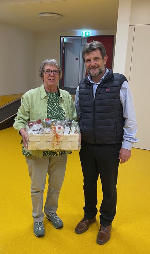 Parteipräsident Alfons P. Kaufmann verabschiedet Aktuarin Sabin Nussbaum. Foto: zVg