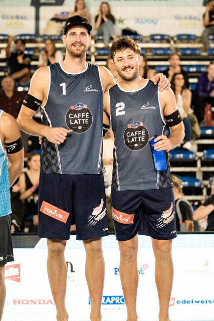 Leo Dillier (links) und Adi Heidrich freuen sich über den ersten Turniersieg der Saison. Foto: zVg