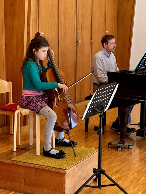 Chiara Cumer begleitet ihren Vater Nicola auf dem Violoncello. Foto: Fritz Imhof