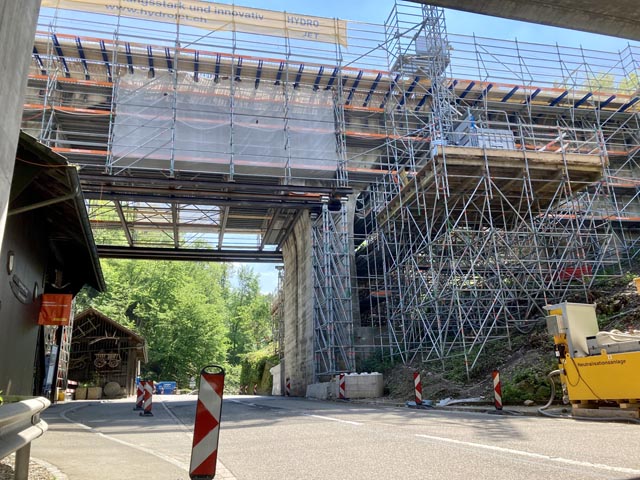 Eindruck der momentan laufenden Renovationsarbeiten am SBB-Viadikt in Mumpf. Foto: zVg