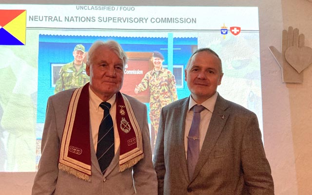 Obermeister Jörg Schneider (links) von der Waldstadt-Loge Nr. 12 und der Referent Adrian Feiermuth. Foto: Roland Weiss