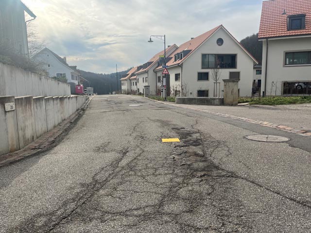 Haupt- und Dorfstrasse in Hersberg berdürfen einer Sanierung. Foto: zVg