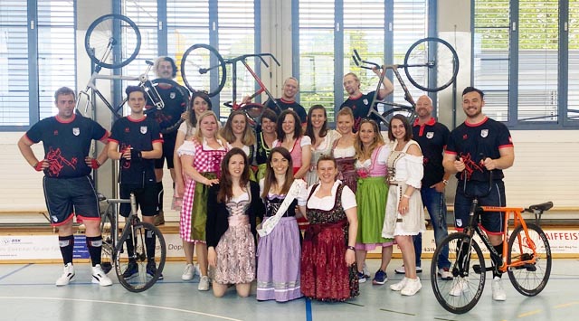 Polterabendbesuch an der Radball- Finalquali in Möhlin. Foto: zVg