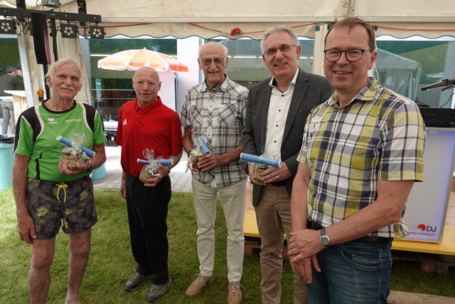 Der Festakt mit Ehrungen (von links): Walter Rech und Jules Hasler mit Festredner Karl Widmer, Regierungsrat Alex Hürzeler und Vizeammann Ralf Dümpelmann. Foto: Peter Schütz