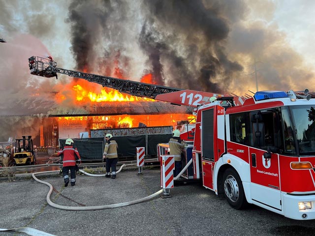 Brand eines Güterschopfes an der Eisenbahnlinie in Pratteln. Foto: zVg
