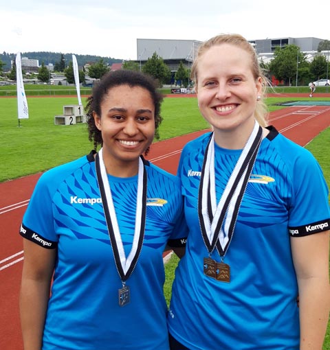 Naomi Christen (links) und Sandra Leimgruber mit ihren Medaillen. Foto: zVg
