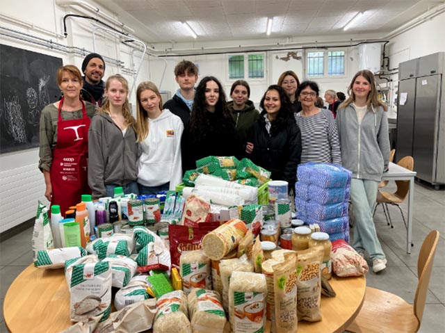 Sandra Niederkofler von Tdd, Tobias van Baarsen und Karin Küng mit ihren Schülerinnen und Schülern. Foto: zVg