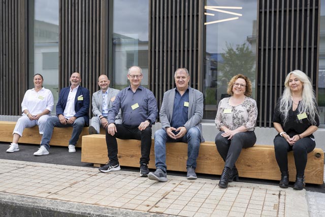 Die Gemeindevertreter von Sisseln und Eiken mit Werksleiter Dirk Dupper auf den neuen Pausenbänken. Foto: zVg