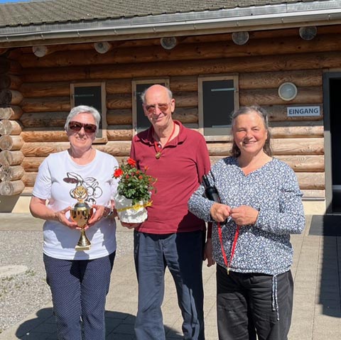 Mit dem 1. Platz erhielt Rita Sollberger (links im Bild) den Wanderpokal. Den 2. Platz gewann Freddy Berüter (Bildmitte) und den 3. Platz belegte Hilda Klaus-Kägi (rechts im Bild), die letztjährige Siegerin. Foto: zVg