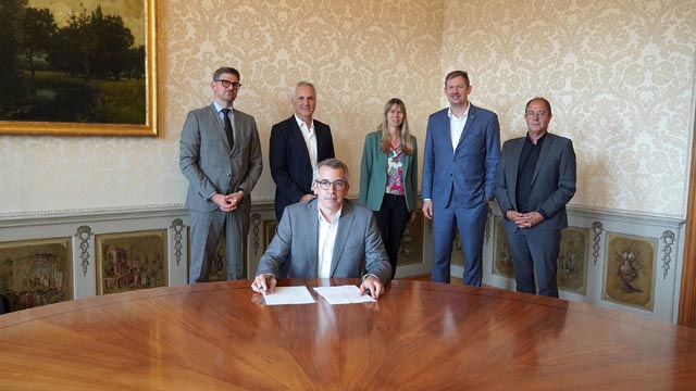 PSI-Direktor Christian Rüegg (vorne), bei der Unterzeichnung der Vereinsstatuten. Dahinter die Vertretenden der weiteren Gründungsmitglieder (von links nach rechts): Michael Stettler (HKA), Philipp Schütz (KSA), Tanja Zimmermann (Empa), Christian Wolfrum (ETHZ), Adrian Schmitter (KSB). Foto: © Kanton Aargau