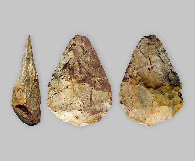 Der neu entdeckte Faustkeil von Füllinsdorf besitzt eine rekonstruierbare Länge von 88 mm und misst an seiner breitesten Stelle 58 mm und an seiner dicksten Stelle 24 mm. Foto: Archäologie Baselland. 