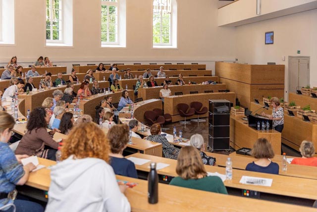 Die Teilnehmerinnen horchen den Worten von Katharina Prelicz-Huber. Foto: zVg 