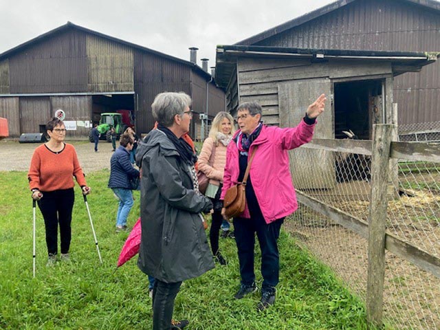 Eine kleine, aber feine Gruppe: Die Jubilarinnen Deborah Isenschmid (links) und Gertrud Oggenfuss (rechts) im Gespräch mit der Tagesstätte-Mitarbeiterin Monika Thommen. Foto: zVg